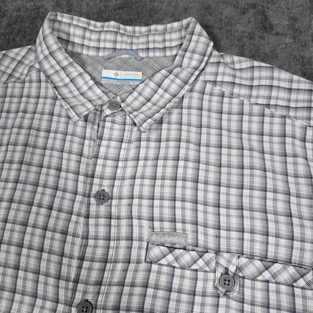 Columbia Mens XL Grey Plaid Short Sleeve Button Up Hiking Shirt Mesh Back Fish